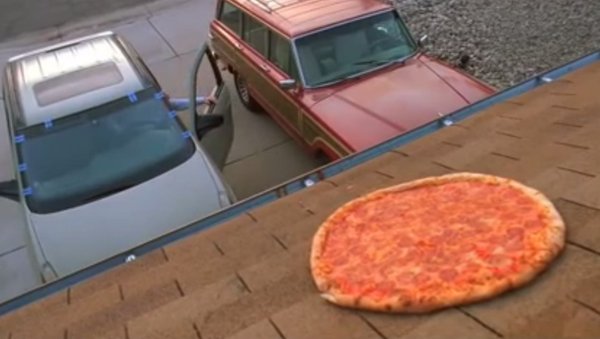 Scene from Breaking Bad in which Walter White tossing pizza onto the roof of his New Mexico home - Sputnik International