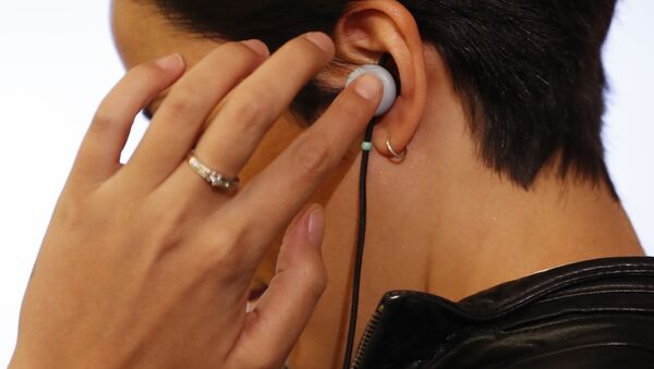 A man tries on a pair of Google Pixel Buds headphones during a launch event in San Francisco, California, U.S. October 4, 2017 - Sputnik International