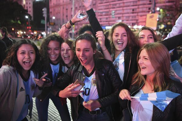 Argentinian football fans celebrate in Buenos Aires after qualifying to the 2018 World Cup on October 10, 2017 - Sputnik International