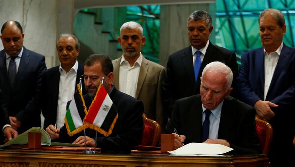 Head of Hamas delegation Saleh Arouri and Fatah leader Azzam Ahmad sign a reconciliation deal in Cairo, Egypt - Sputnik International