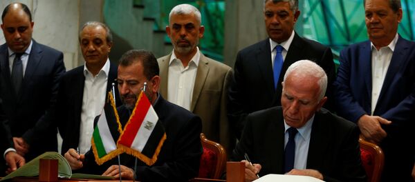 Head of Hamas delegation Saleh Arouri and Fatah leader Azzam Ahmad sign a reconciliation deal in Cairo, Egypt - Sputnik International