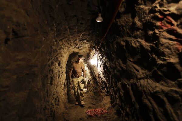 In this March 6, 2017 photo, a member of the Border Patrol's Border Tunnel Entry Team walks in a tunnel spanning the border between San Diego and Tijuana, Mexico, in San Diego - Sputnik International