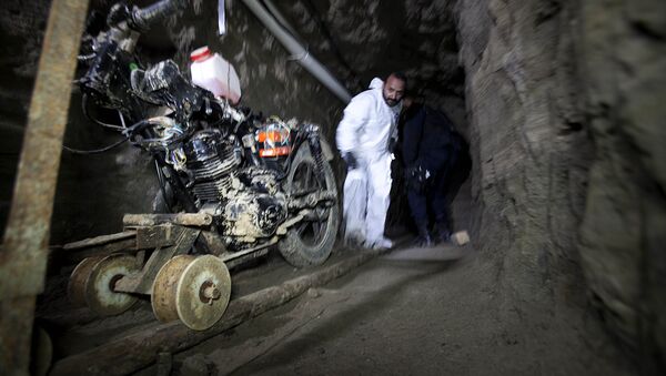 A motorcycle adapted to a rail sits in the tunnel under the half-built house where according to authorities, drug lord Joaquin El Chapo Guzman made his escape from the Altiplano maximum security prison in Almoloya, west of Mexico City, Thursday, July 16, 2015 - Sputnik International