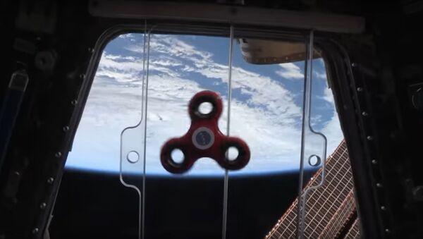 Fidget spinner spinning in space! - Sputnik International
