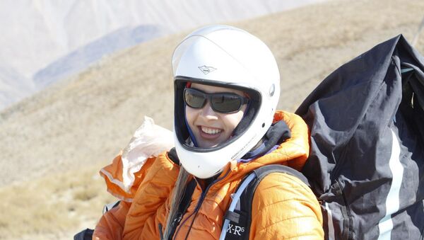 Fatemeh Eftekhari paragliding in Iran - Sputnik International
