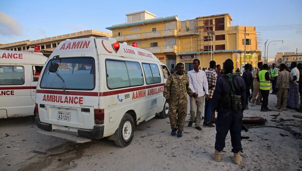 Somalian soldiers and ambulance workers gather at the scene after a car bomb exploded in the centre of Mogadishu on September 28, 2017 - Sputnik International
