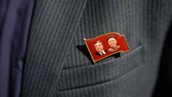 Badge with portraits of Kim Il Sung and Kim Jong Il on the blazer of a member of the delegation of the Democratic People's Republic of Korea (DPRK) - Sputnik International