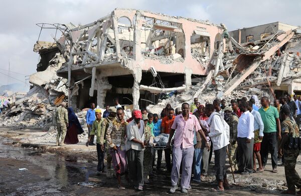 Civilians carry the body of an unidentified man from the scene of an explosion in KM4 street in the Hodan district of Mogadishu, Somalia October 15, 2017 Civilians carry the body of an unidentified man from the scene of an explosion in KM4 street in the Hodan district of Mogadishu, Somalia October 15, 2017 - Sputnik International