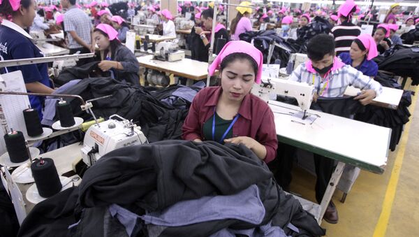 Cambodian garment workers sew clothes in a factory as they wait for visit by their Prime Minister Hun Sen at Phnom Penh Special Economic Zone in the outskirts of Phnom Penh, Cambodia, Wednesday, Aug. 23, 2017. Hun Sen on Wednesday began his plan to visit workers at factories in Cambodia. - Sputnik International