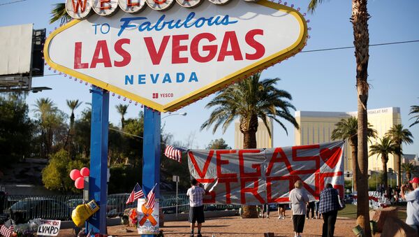 People sign a banner near the Welcome to Fabulous Las Vegas sign following the Route 91 music festival mass shooting in Las Vegas, Nevada, U.S., October 5, 2017 - Sputnik International