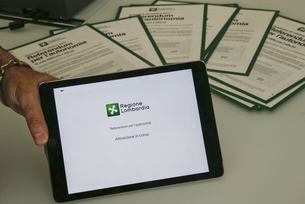 A Lombardy region employee shows the electronic voting operation system, at the Lombardy region headquarter in Milan, Italy, Wednesday, Oct. 11, 2017 ahead of the region's autonomy referendum. A Lombardy region employee shows the electronic voting operation system, at the Lombardy region headquarter in Milan, Italy, Wednesday, Oct. 11, 2017 ahead of the region's autonomy referendum. - Sputnik International