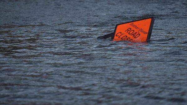 A 'road closed' sign is seen submerged in floodwater during Storm Ophelia in Galway, Ireland October 16, 2017. - Sputnik International
