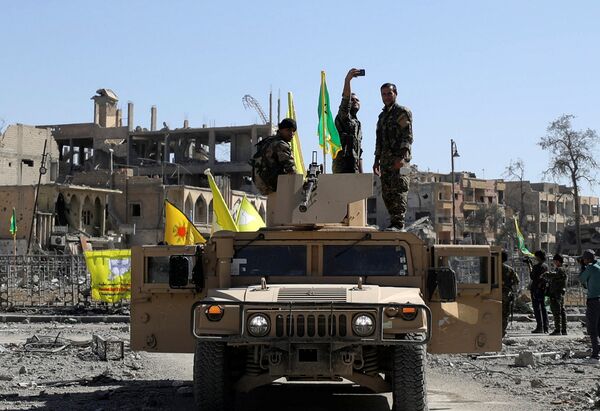 A Fighter of Syrian Democratic Forces takes a selfie as he stands on a military vehicle in Raqqa, Syria October 17, 2017 A Fighter of Syrian Democratic Forces takes a selfie as he stands on a military vehicle in Raqqa, Syria October 17, 2017 - Sputnik International