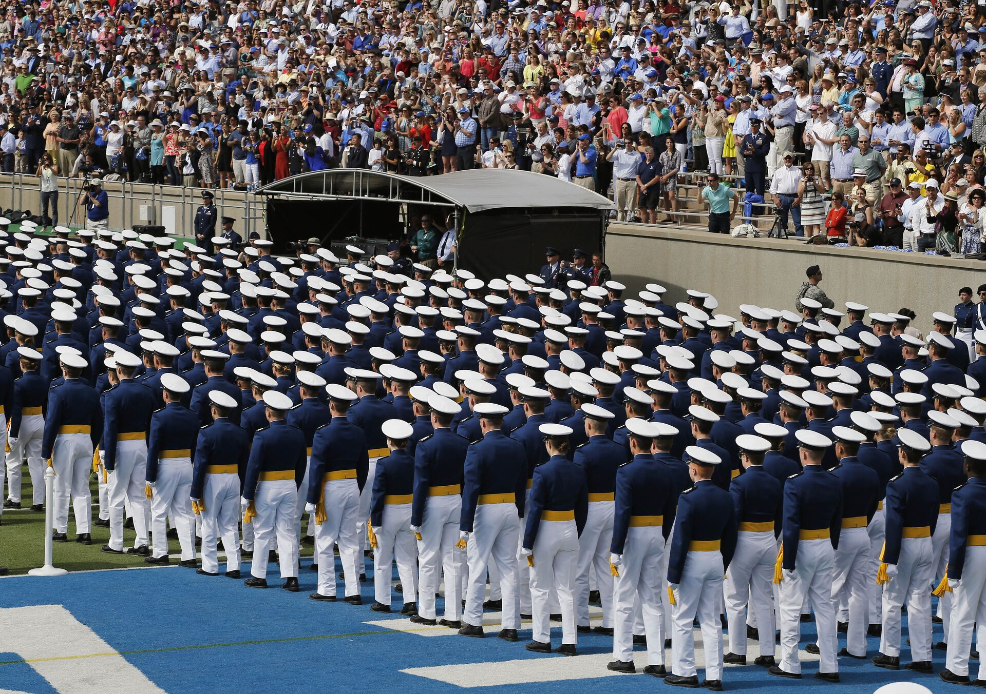 Graduating Air Force Academy cadets assemble in unison for their graduation ceremony for the class of 2015, at the U.S. Air Force Academy - Sputnik International, 1920, 10.09.2021