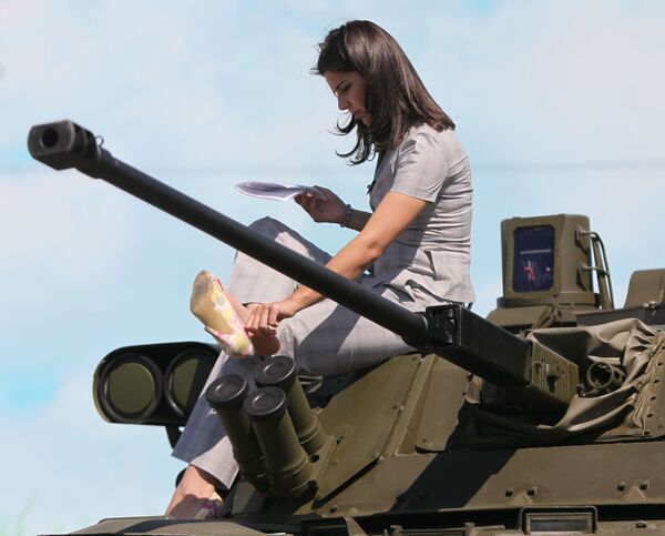 Girl Power! Armed Ladies Steal the Show at World’s Defense Exhibitions - Sputnik International