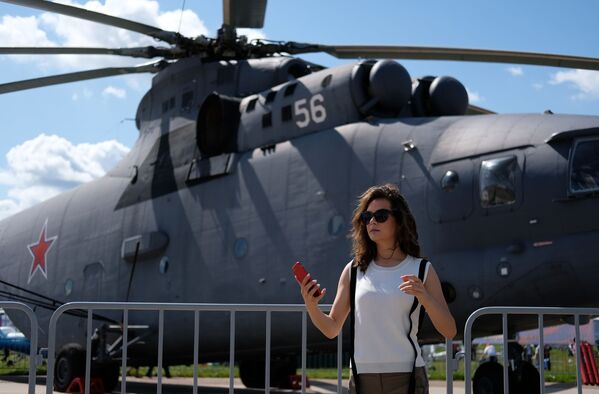 Girl Power! Armed Ladies Steal the Show at World’s Defense Exhibitions - Sputnik International