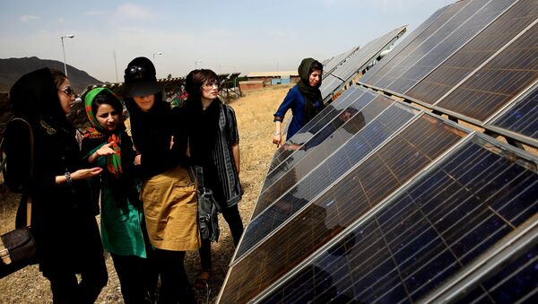 In this June, 22, 2014 photo, Iranian students tour the Taleghan Renewable Energy Site in Taleghan,160 kilometers (99 miles) northwest of capital Tehran, Iran - Sputnik International