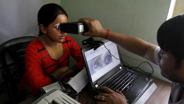An Indian girl, left, gets her retina scanned as she enrolls for Aadhar, India’s unique identification project in Kolkata, India, Wednesday, May 16, 2012 - Sputnik International
