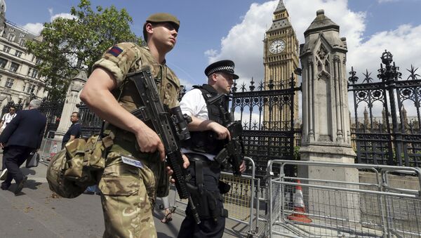 A member of the army joins police officers in Westminster, London, Wednesday, May 24, 2017. - Sputnik International