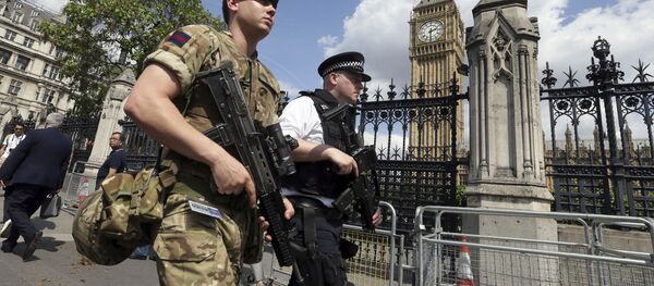 A member of the army joins police officers in Westminster, London, Wednesday, May 24, 2017. A member of the army joins police officers in Westminster, London, Wednesday, May 24, 2017. - Sputnik International