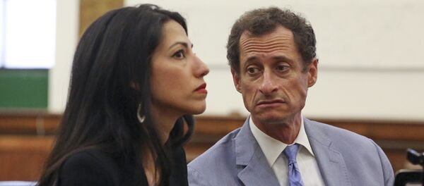 Anthony Weiner, right, and Huma Abedin appear in court in New York on Wednesday, Sept. 13, 2017 - Sputnik International
