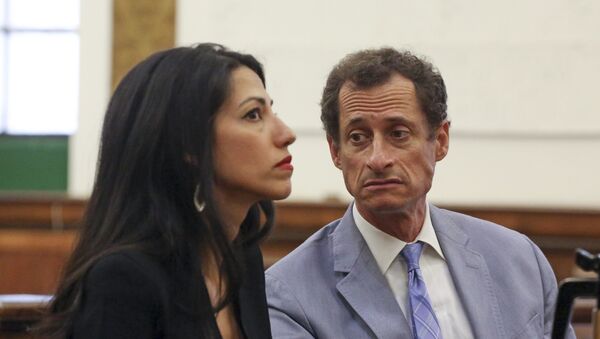 Anthony Weiner, right, and Huma Abedin appear in court in New York on Wednesday, Sept. 13, 2017 - Sputnik International