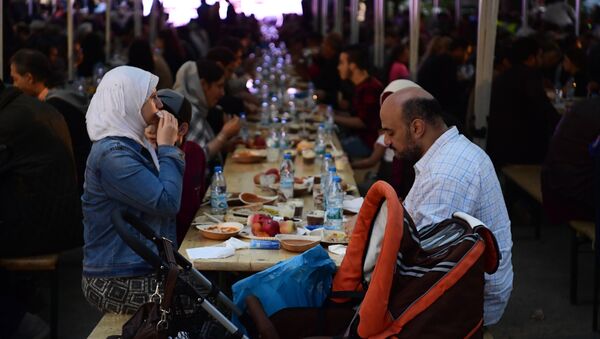 Members of the Muslim community eat at a Ramadan fasten break in Berlin. (File) - Sputnik International