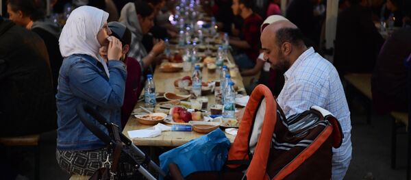 Members of the Muslim community eat at a Ramadan fasten break in Berlin. (File) - Sputnik International