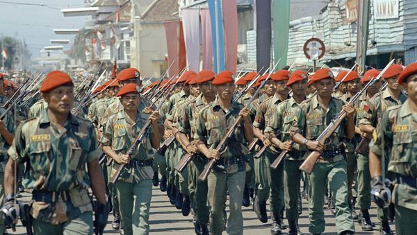 Indonesia elite troops parade in Bandung, June 1966. The red caps are paratroopers in red berets. - Sputnik International