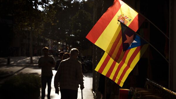 People walk past a Spanish and an estelada, or independence flag, hanging up for sale in a shop in Barcelona, Spain, Wednesday, Oct. 11, 2017 - Sputnik International