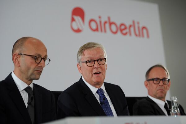 Air Berlin Chief Executive Thomas Winkelmann (center) - Sputnik International