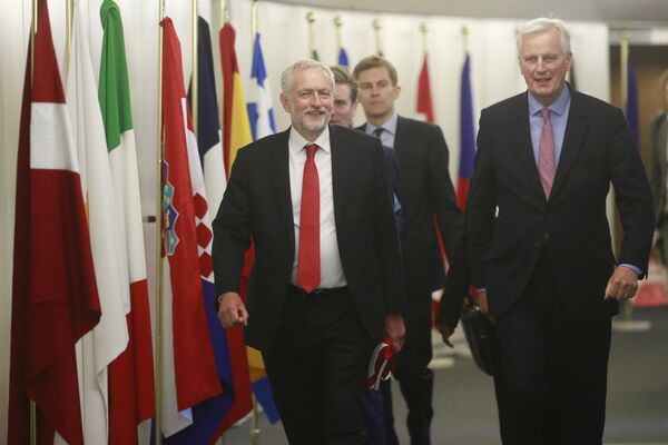 The EU chief Brexit negotiator Michel Barnier, right, welcomes British Labour Party leader Jeremy Corbyn for a meeting at EU headquarters in Brussels, Thursday July 13, 2017. - Sputnik International