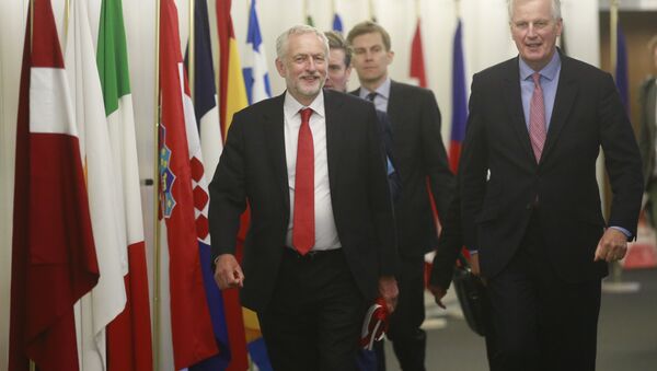 The EU chief Brexit negotiator Michel Barnier, right, welcomes British Labour Party leader Jeremy Corbyn for a meeting at EU headquarters in Brussels, Thursday July 13, 2017. - Sputnik International