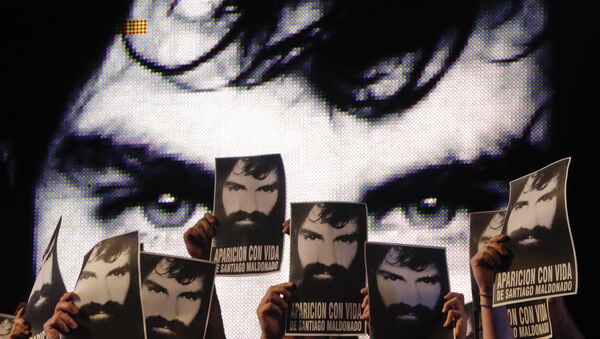 In this Friday, Sept. 1, 2017 photo, demonstrators hold photos of missing activist Santiago Maldonado, during a protest at Plaza de Mayo in Buenos Aires, Argentina. - Sputnik International