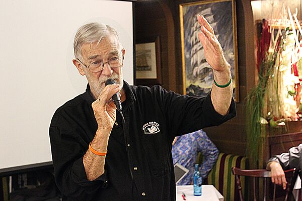 Ray McGovern speaking at an event in Berlin - Sputnik International