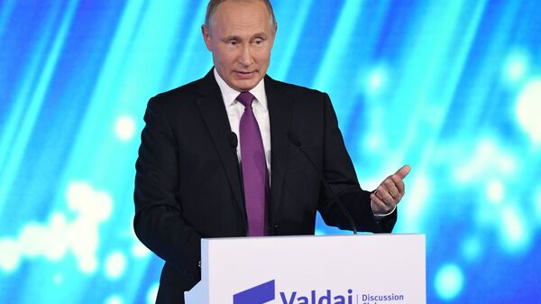 Russian President Vladimir Putin takes part in final plenary session of Valdai International Discussion Club meeting - Sputnik International