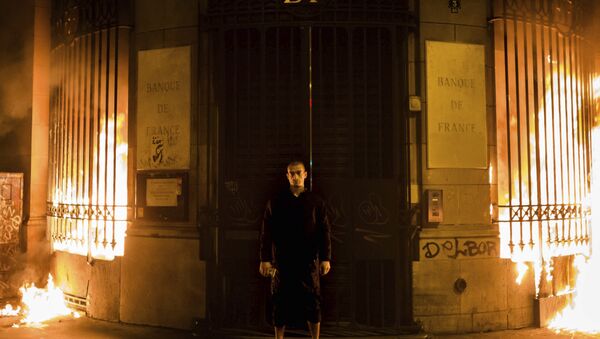 Russian artist Petr Pavlensky poses in front of a Banque de France building after setting fire to the window gates as part of a performance in Paris - Sputnik International