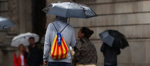 A man with a backpack in the colors of a Catalan separatist flag passes near the regional government headquarters the Generalitat, after the final ten o'clock deadline set by Spain's government for Catalan President Carles Puigdemont to retract an ambiguous declaration of independence, in Barcelona, Spain, October 19, 2017 A man with a backpack in the colors of a Catalan separatist flag passes near the regional government headquarters the Generalitat, after the final ten o'clock deadline set by Spain's government for Catalan President Carles Puigdemont to retract an ambiguous declaration of independence, in Barcelona, Spain, October 19, 2017 - Sputnik International