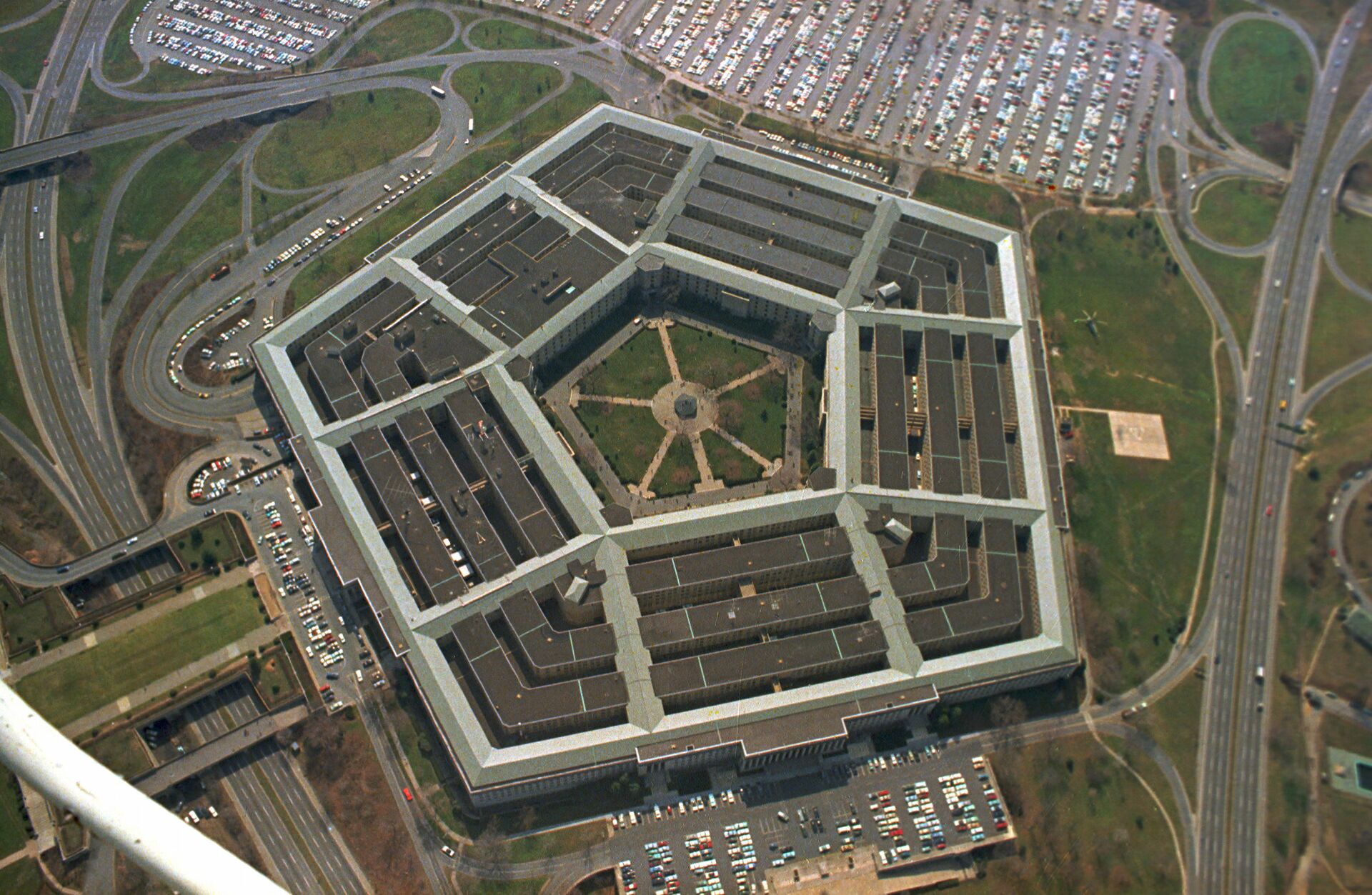This is an aerial view of the five-sided Pentagon building, headquarters of the United States Department of Defense, in Arlington, Va., in 1975 - Sputnik International, 1920, 08.12.2022