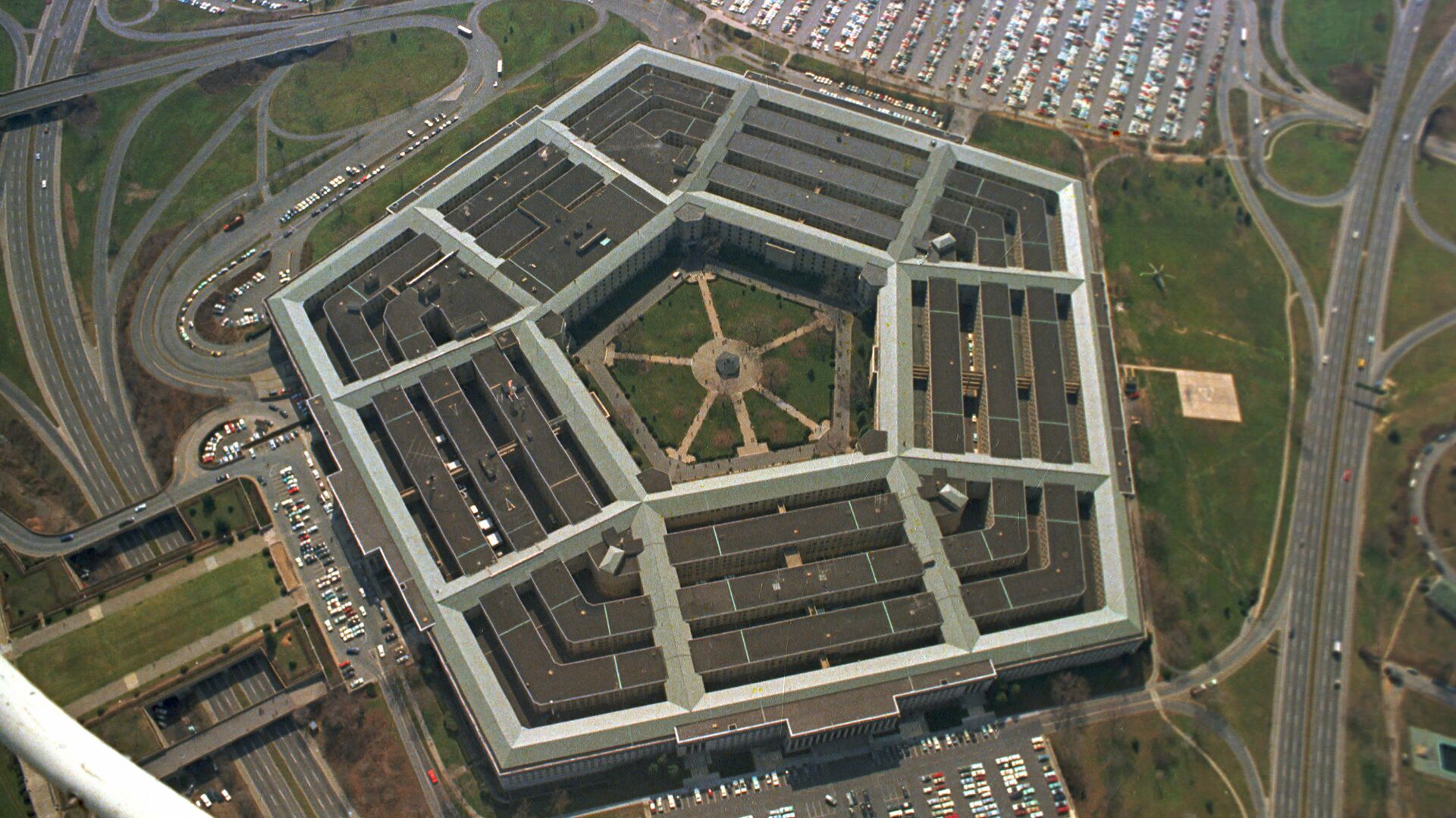 This is an aerial view of the five-sided Pentagon building, headquarters of the United States Department of Defense, in Arlington, Va., in 1975 - Sputnik International, 1920, 12.11.2021