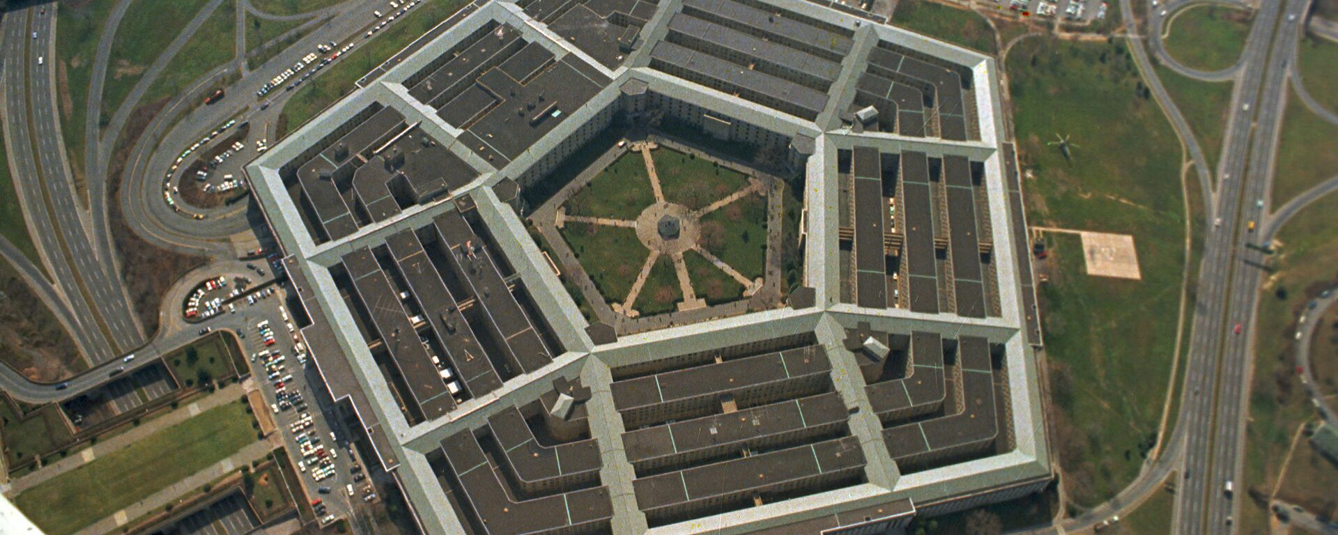This is an aerial view of the five-sided Pentagon building, headquarters of the United States Department of Defense, in Arlington, Va., in 1975 - Sputnik International, 1920, 24.04.2021