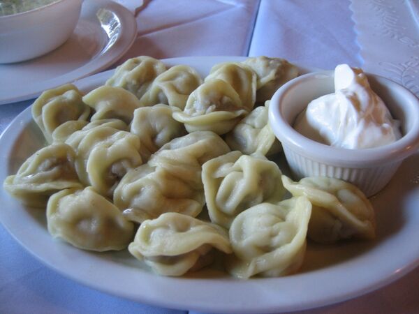 Russian-style dumplings stuffed with meat and served with sour cream. Russian-style dumplings stuffed with meat and served with sour cream. - Sputnik International