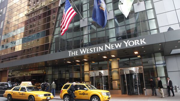 FILE - In this Wednesday, Feb. 1, 2012, file photo, a man hails a taxi in front of the Westin New York hotel, in New York. - Sputnik International