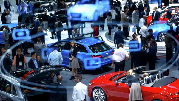 A projection of the Virtual Cockpit is seen as visitors inspect cars presented at the Audi stall during the media day at the Frankfurt Motor Show (IAA) in Frankfurt, Germany September 16, 2015 - Sputnik International