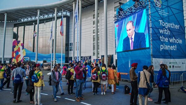 19th World Festival of Youth and Students participants watching the broadcast of President Vladimir Putin's speech at the final meeting of the Valdai International Discussion Club - Sputnik International