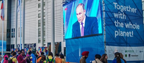 19th World Festival of Youth and Students participants watching the broadcast of President Vladimir Putin's speech at the final meeting of the Valdai International Discussion Club 19th World Festival of Youth and Students participants watching the broadcast of President Vladimir Putin's speech at the final meeting of the Valdai International Discussion Club - Sputnik International