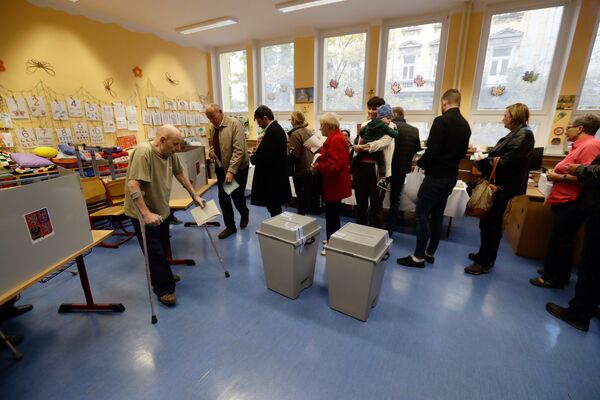 People queue to cast their votes in parliamentary elections at a polling station in Prague, Czech Republic October 20, 2017 - Sputnik International