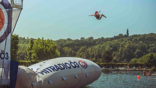 Jumping into Berlin's Ploetzensee Lake - Sputnik International