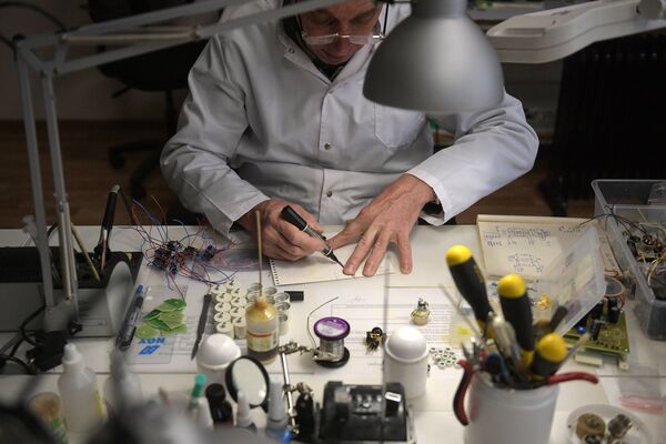Production of vacuum-tube microphones at Soyuz enterprise run by Pavel Bazdyrev in Tula Production of vacuum-tube microphones at Soyuz enterprise run by Pavel Bazdyrev in Tula - Sputnik International