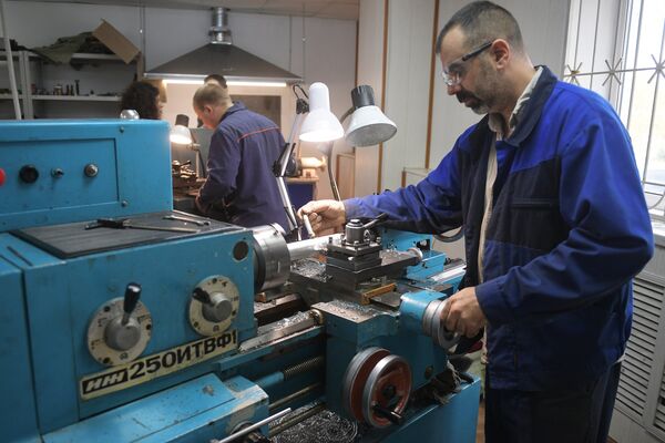 Masters at work making components for Soyuz microphones Masters at work making components for Soyuz microphones - Sputnik International